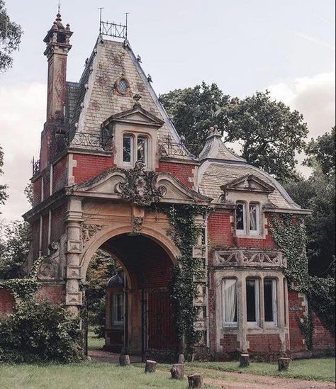 Gate House, Victorian Architecture, House Goals, Abandoned Houses, Pretty House, Beautiful Architecture, Beautiful Buildings, Abandoned Places, Victorian Homes