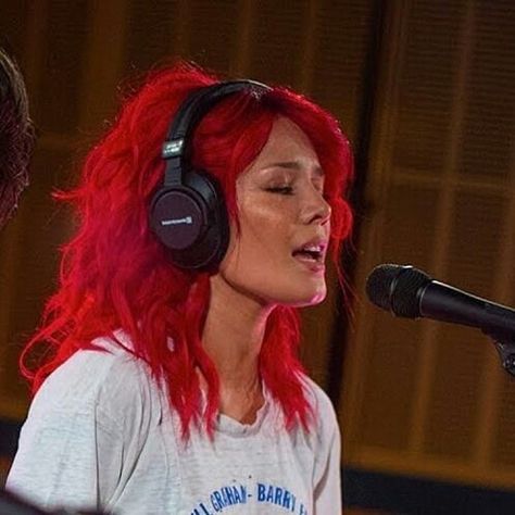 halsey Halsey Red Hair, Halsey Hair, Halsey Style, Indie Top, Singer Fashion, Bright Red Hair, Indie Music, Halsey, Girl Crushes