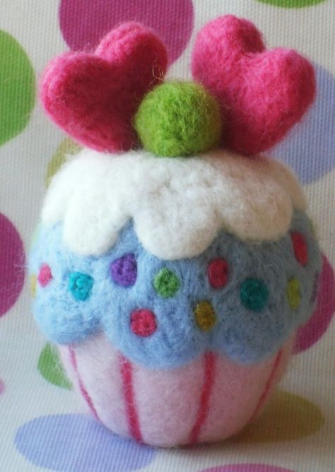 needle felted cupcake | Pattern available on my etsy shop | Flickr Tovad Ull, Felt Pincushions, Felt Cupcakes, Felting Diy, Pin Cushions Patterns, Needle Felting Ideas, Needle Felting Diy, Felted Wool Crafts, Wool Needle Felting