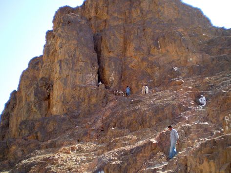 Medina has several important places in Islam, in which Cave of Uhud is one of great site for Muslims. It is also known as “Battle of Uhud”. Jabal Uhud, Uhud Mountain, Battle Of Adwa, Battle Of Uhud, History Of Islam, The Battle Of Algiers, Learn Islam, Stunning View, Amazing Stories