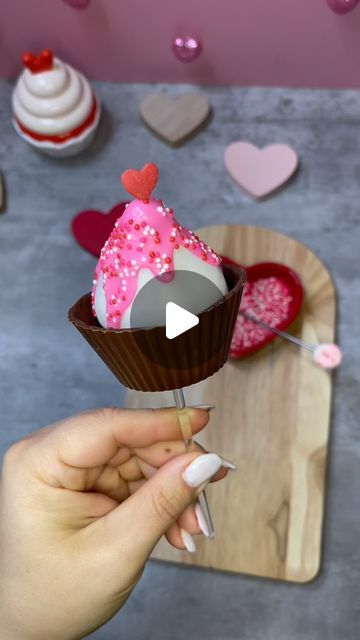 Gorethy Davila on Instagram: "This Strawberry Pop it’s a great gift for your friends or loved don’t you think? ❤️ #cavebakery #strawberrycoveredchocolate #valentinesdaystrawberries #valentinesdaytreats #valentinesdaydessert #valentinesdayideas #valentinesdaygift #valentinesday" Red Chocolate, Strawberry Dip, Red Strawberry, Valentines Day Treats, Chocolate Strawberries, Valentines Day, Easter, Great Gifts, Favorite Recipes