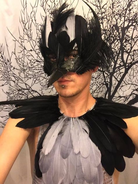 Crow Raven Man Crow Costume Men, Raven Mask Diy, Raven Masquerade Costume, Male Raven Cosplay, Raven Feather Mantle Viking Costume, Raven Mask, Raven Costume, Crow Costume, Witch Of The West