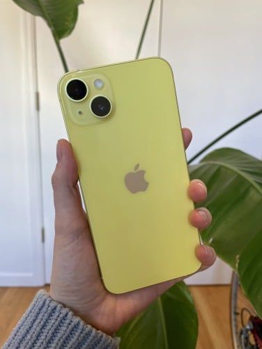 We have in our hands the new yellow iPhone 14 from Apple Check more at https://techdigipro.com/tech/we-have-in-our-hands-the-new-yellow-iphone-14-from-apple/ Iphone 15 Yellow, Yellow Iphone Aesthetic, Yellow Ipad, Iphone Hack, Iphone Light, Dream Phone, Yellow Photography, Tech Aesthetic, First Iphone