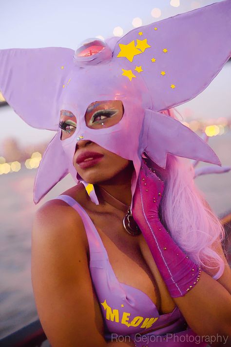 Espeon pokemon cosplay Espeon Cosplay, Espeon Pokemon, Pokemon Makeup, Pokemon Series, Alien Makeup, Artist Makeup, Pokemon Cosplay, Sfx Makeup, Fantasy Makeup