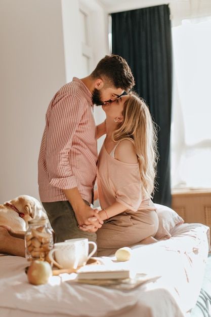 Morning Couple, In Home Couples Session, Blonde Girlfriend, Passionate Couples, Couple Holding Hands, Photo Cute, Hugging Couple, Sneakers Looks, Cute Couple Poses