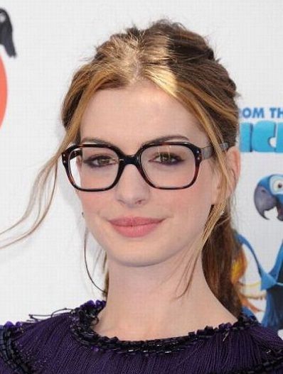 dont like her that much but she looks pretty here :\ Celebrities With Glasses, Wire Rimmed Glasses, Ray Ban Sunglasses Sale, Cute Glasses, Stylish Glasses, Wearing Glasses, Girls With Glasses, Anne Hathaway, Hollywood Celebrities