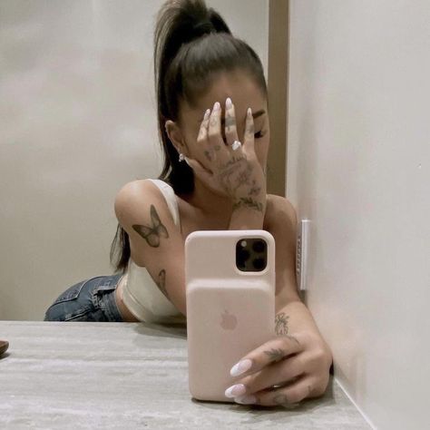 Ariana Grande Engaged, Dalton Gomez, Ariana Grande Icons, Ariana Grande Tattoo, Ariana Instagram, Estilo Kylie Jenner, Ariana Grande Fans, Ariana Grande Pictures, Celebrity Look Alike