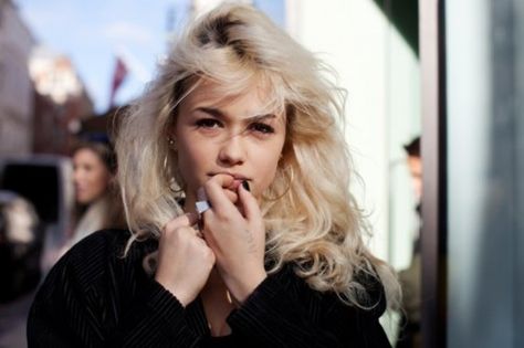 Bottle blonde Eighties Hair, Dark Eyebrows, Bottle Blonde, The Sartorialist, Blonde Bangs, 80s Hair, Bleach Blonde, Platinum Blonde Hair, Character Inspo