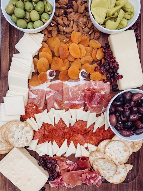 Shark Week Sharkcuterie Shark Week Charcuterie Board, Sharkutery Board Shark, Shark Cuterie Board, Shark Charcuterie Board, Shark Themed Snacks, Beach Theme Food, Shark Week Recipes, Shark Baby Shower, Sharks Scary