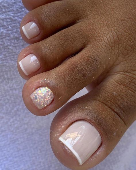 Looking for cute new pedicure ideas? Instead of plain polish, incorporate some more interesting designs, like the ones featured here! Pedicure Ideas For Summer, Trendy Pedicure, French Tip Pedicure, French Toe Nails, Classic French Tip, Pretty Pedicures, Pedicure Designs Toenails, French Pedicure, Pedicure Ideas