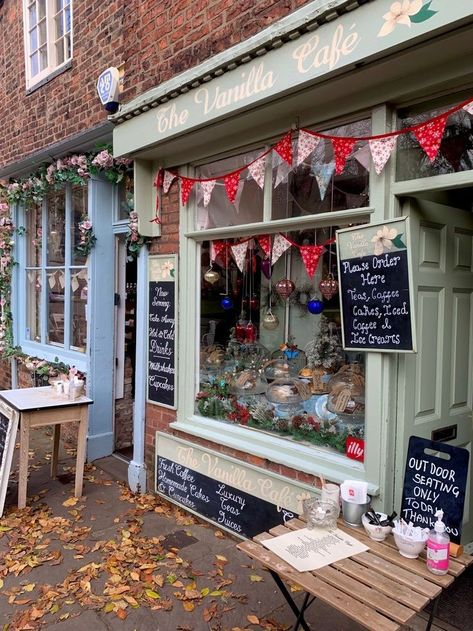 English Cafe Aesthetic, Bake Shop Aesthetic, Old Bakery Aesthetic, English Bakery, English Coffee Shop, English Cafe, Cozy Cafe Interior, New York Cake, British Cake