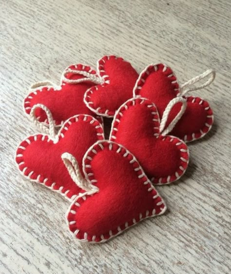 Scandi Christmas, Diy Valentines Decorations, Felt Christmas Decorations, Christmas Felt, Valentines Crafts, Felt Heart, White Blanket, Handmade Christmas Decorations, Heart Crafts