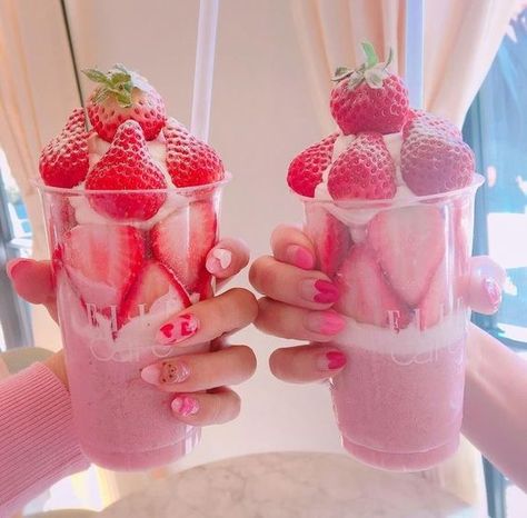 Smoothie Strawberry, Kawaii Dessert, Strawberry Dessert, Cute Snacks, Japanese Candy, Pink Foods, Pretty Drinks, Think Food, Japanese Snacks