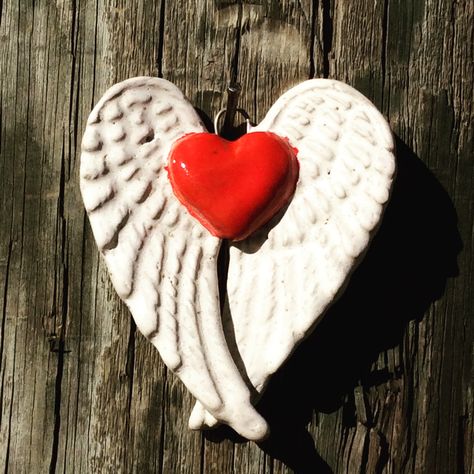 Clay Crafts Heart, Ceramic Hearts Ideas, Air Dry Clay Angel Wings, Ceramic Heart Ornaments, Clay Heart Wall Hanging, Heart Pottery, Sacred Heart Art, Pottery Angels, Dekoratívne Vence