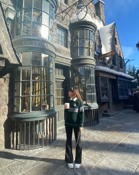 Hogwarts Universal Studios Pictures, Universal Slytherin Outfit, Slytherin Universal Outfit, Slytherin Outfit Universal Studios, Universal Hogwarts Outfit, Fall Universal Studios Outfit, Harry Potter World Pictures Ideas, Universal Studios Outfit January, Universal Studio Aesthetic