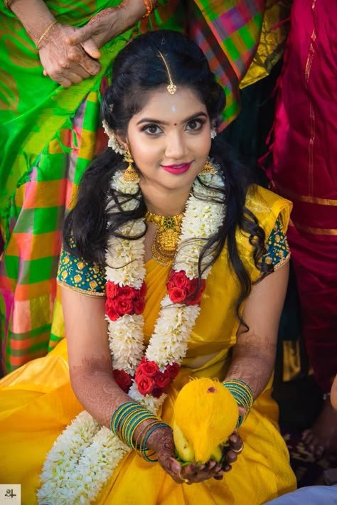 Purulia Photo, Sadi Photo, Gril Photo, Reception Hairstyles, Indian Bride Photography Poses, Indian Bridal Photos, Gals Photos, Best Bridal Makeup, Cute Couples Photography