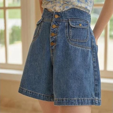 Retro High-Waist Denim Shorts 74.65 and FREE Shipping Tag a friend who would love this! Active link in BIO #hashtag13 #hashtag14 #hashtag15 #hashtag16 #hashtag17 #hashtag18 Lady Design, Sophisticated Office, Retro Mode, High Waisted Shorts Denim, Office Casual, Short En Jean, Office Lady, Weekend Getaway, High Waisted Denim