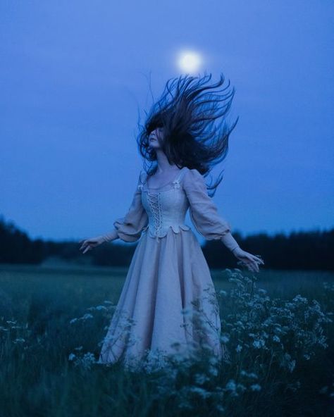 Looking At The Sky, Witch Photos, Summer Magic, Gothic Photography, Look At The Sky, Season Of The Witch, The Full Moon, Witch Aesthetic, Witchy Woman