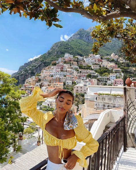 Poses In Italy, Sicily Photoshoot, Amalfi Coast Italy Outfits, Positano Italy Outfits, Italy Instagram Pictures, Almafi Coast Italy, Amalfi Coast Outfits, Yoga Morning, Wealthy Woman