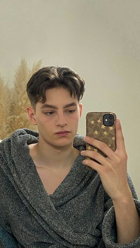 Mens Middle Part With Fade, Mid Fade Curtains Haircut, Male Short Middle Part, Modern Curtain Haircut Men, Curtain Bangs Men Haircut, Mens Short Curtains Hair, Men’s Middle Part Haircut Straight Hair, Middle Part With Short Sides Men, Middle Part Haircut Short