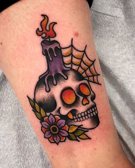 American Traditional Halloween Tattoo, Simple Flash Tattoo, Halloween Sleeve, Tattoos Traditional, Traditional Style Tattoo, Tattoo Old School, Tattoo Henna, Old School Tattoo Designs, Halloween Tattoo