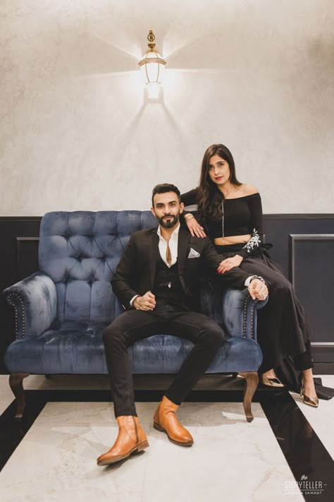 Couple Poses In Sofa, Couples Sitting Poses Couch, Sofa Poses Photo Ideas Couple, Chair Couple Photoshoot, Couple Couch Photoshoot Poses, Couple Poses Couch, Engagement Photos On Couch, Couple Sofa Pose, Couples Couch Poses