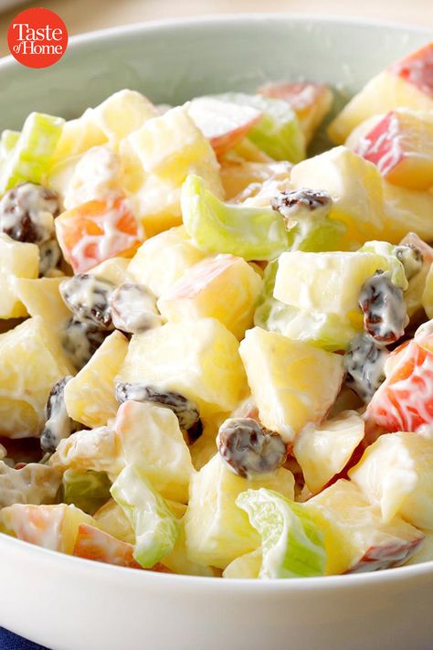 40 Vintage Recipes from the ’20s Worth Trying Today Easy Waldorf Salad, 1920s Food, Apple Cranberry Salad, Waldorf Salad Recipe, Salad Cream, Apple Salad Recipes, Salad Recipe Ideas, Waldorf Salad, Food Dinners