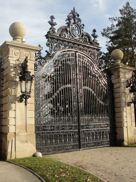 Old Money House, Hawthorne House, Castle Aesthetic, Dream Mansion, Fotografi Vintage, Dr House, Front Gates, Dream House Rooms, Iron Gate