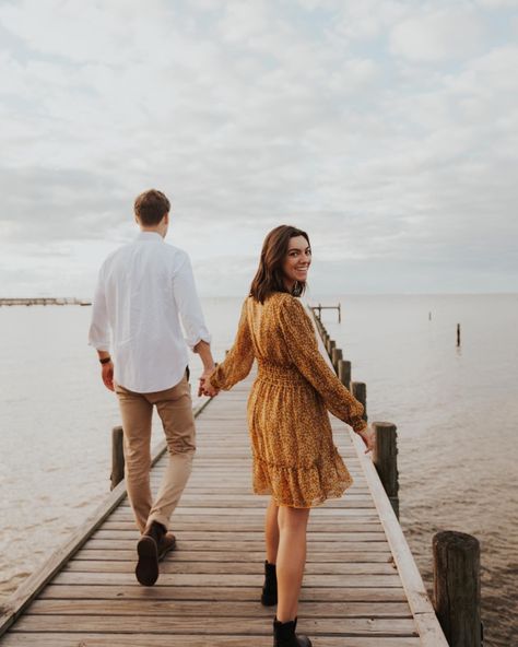 Couple Photoshoot Near Lake, Lake Dock Couple Photoshoot, Lake Pier Photoshoot, Beach Boardwalk Engagement Photos, Engagement Dock Photos, Covered Bridge Couple Photoshoot, Boardwalk Couple Photoshoot, Lake Prewedding Photoshoot, Lake Dock Engagement Pictures