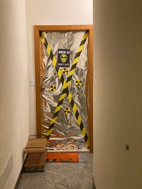 Alien Door Decoration, Halloween Alien Decorations, Area 51 Halloween Decor, Diy Alien Decorations, Cowboy Vs Aliens Party, Apocalypse Decor, Alien Party Ideas, Area 51 Party, Alien Experiment