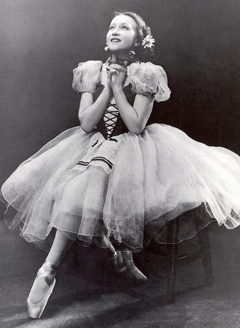 Galina Ulanova as Giselle. Ballet beautie, sur les pointes !                                                                                                                                                                                 More Svetlana Zakharova, Ballet Russe, Vintage Ballerina, Anna Pavlova, Vintage Ballet, Paris Opera Ballet, Ballet Beauty, Vintage Dance, Ballet Inspiration