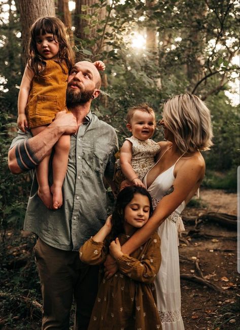 Family Session Poses, Fall Photoshoot Family, Candid Family Photography, Family Photo Colors, Autumn Family Photography, Perfect Pictures, Fall Family Portraits, Family Portrait Poses, Fall Family Photo Outfits