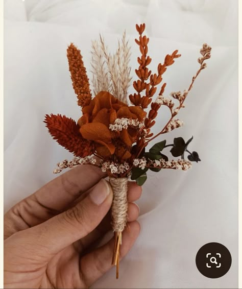 Fall Themed Boutonniere, Rustic Boho Boutonniere, Bootinterieur Wedding Fall, Wedding Boutonniere Fall, Fall Color Boutonniere, Boutineer Ideas Wedding Rustic, Rustic Fall Boutonniere, Cowboy Boutonniere, Boho Boutineer