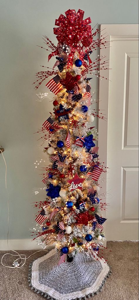 May Christmas Tree Ideas, Memorial Day Tree, Easter Tree Topper Ideas, Summer Christmas Tree Ideas, Grinch Tree Ideas, Christmas Tree Year Round, Summer Christmas Tree, 4th Of July Tree, Holiday Tree Ideas