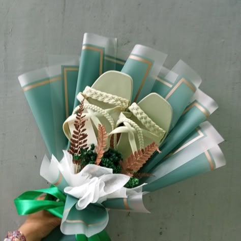 Guy Bouquet Gift, Pretty Flower Names, Bucket Gifts, Diy Bouquet Wrap, Packaging Ideas Business, Flower Bouquet Diy, Themed Gift Baskets, Teenager Gifts, Gift Bouquet