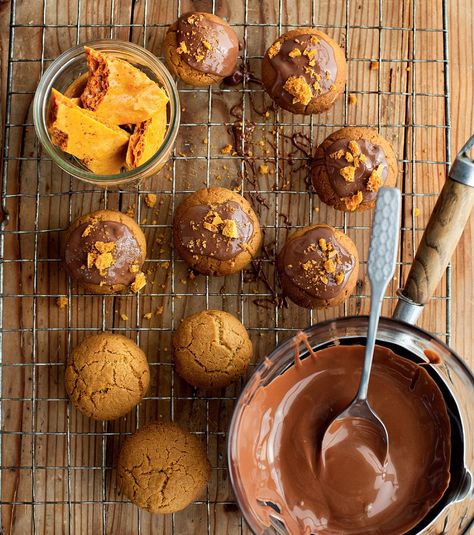 Cinder Toffee Biscuits - The Happy Foodie Cinder Toffee, Bonfire Night Food, Autumn Cookies, Caramel Biscuits, Autumn Baking, Biscuits Recipe, Mary Berry, Bonfire Night, Christmas Pudding