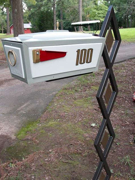 Lovely mid century mailbox! Ours is falling to pieces, and this little gem would be a perfect fit at our mid century ranch. Mcm Mailbox, Entryway Landscaping Ideas, Modern Mailbox Post, Mid Century Mailbox, Diy Midcentury, Modern Mailboxes, Time Capsule House, Mid Century Modern Mailbox, Entryway Landscaping