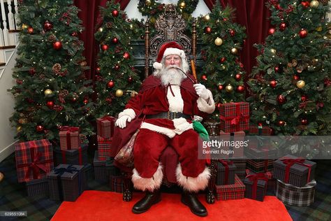 Santa Claus attends an evening hosted by Brooks Brothers to celebrate the holidays with St. Jude Children's Research Hospital at Brooks Brothers on December 13, 2016 in New York City. Funny Santa Jokes, Mall Santa, Santa Claus Wallpaper, Santa Claus Photos, New York City Christmas, Christmas Stock Photos, Christmas Tree Wallpaper, Christmas Tree And Santa, Colonial Christmas