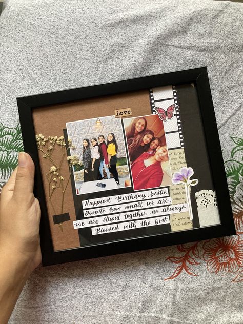 Handmade Photo Frames For Best Friend, Photo Collage Handmade, Diy Farewell Gifts For Best Friend, Diy Cards With Photos, Diy Photo Frame Ideas Handmade Gifts, Vintage Frame Ideas, Personalized Gift Ideas For Friends, How To Make Photo Frame At Home, Diy Farewell Gifts For Friends