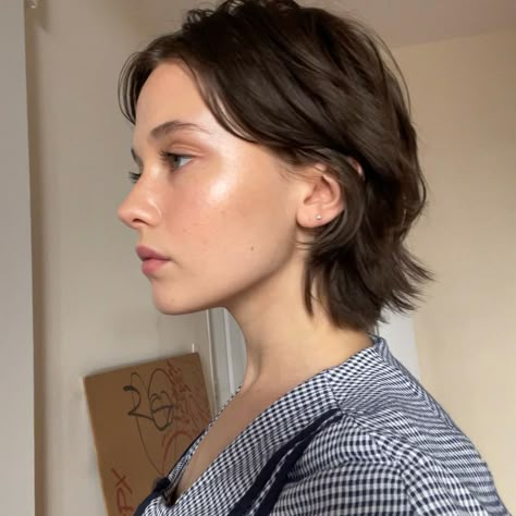 Cailee Spaeny (@caileespaeny) posted on Instagram • Apr 11, 2021 at 4:42pm UTC Queer Haircut, Cailee Spaeny, Really Short Hair, Hair Inspiration Short, Penteado Cabelo Curto, Trending Haircuts, Pixie Bob, Short Hair Haircuts, Cut My Hair