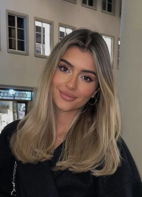 Blonde Hair Morenas, Balayage Mid Length, Blonde Hair Olive Skin, Dark Roots Ombre, Dark Roots Hair, Blonde With Dark, Blonde Hair With Roots, Blonde With Dark Roots, Brunette Hair With Highlights