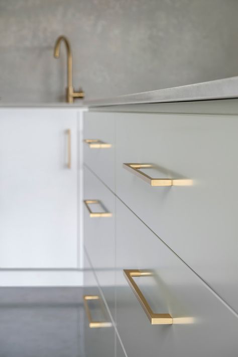 White Kitchen Gold Handles, Shaker Cabinets Kitchen White, Kitchen Unit Handles, Modern Classic Kitchen, Kitchen Knobs And Pulls, Minimal Kitchen Design, Rental Home Decor, Square Kitchen, Kitchen Drawing