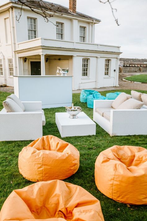 Orange bean bags, white rattan sofa's, a white bar in front of a building on the grass Outdoor Bars, Party Furniture, Party Seating, Chairs And Tables, Party Inspo, Picnic Set, Stylish Tables, Rattan Sofa, Bean Bags