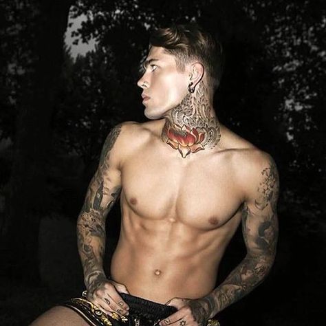 Throwback @risbelmagazine #stephenjames #whoiselijah Quad Tattoo For Men, Quad Tattoo, Stephen James Model, Skin Paint, Tattoo Inspiration Men, Tattoo People, Body Art Photography, Stephen James, Ariel Winter