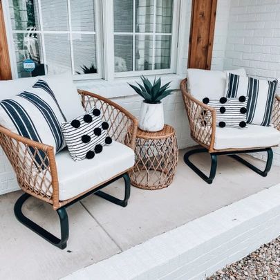 Front Porch Furniture, Porch Sitting, Patio Sets, Porch Furniture, Apartment Patio Decor, Apartment Patio, Furniture Patio, Front Porch Decorating, Outdoor Patio Decor