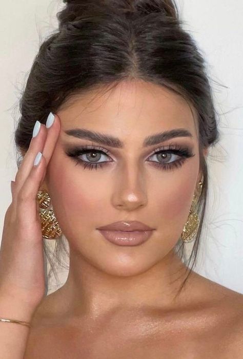 Makeup For Grey Dress, Short Hair Fringe, Grey Eye Makeup, Makeup Morphe, Natural Aesthetics, Wedding Makeup For Brown Eyes, Makeup Artist Tips, Face Makeup Tutorial, Blowout Hair