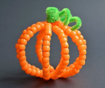 Beaded Pipe Cleaner People Pipe Cleaner Pumpkins, Corn Bead, Easy Thanksgiving Crafts, Pumpkin Craft, October Crafts, Fun Fall Crafts, Pumpkin Bead, Easy Fall Crafts, Beaded Spiders