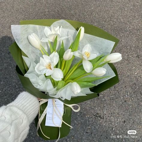 Bucket Flowers, White Tulip Bouquet, Flower Shop Decor, Bucket Ideas, Bouquet Wrapping, Flower Bouquet Diy, Boquette Flowers, Tulip Bouquet, Flowers Bouquet Gift