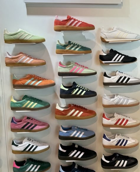 Adidas Samba Classic, Samba Classic, Adidas Wallpapers, Adidas Shoes Women, Volleyball Shoes, Aesthetic Shoes, Shoe Inspo, Swag Shoes, Sneakers Men Fashion