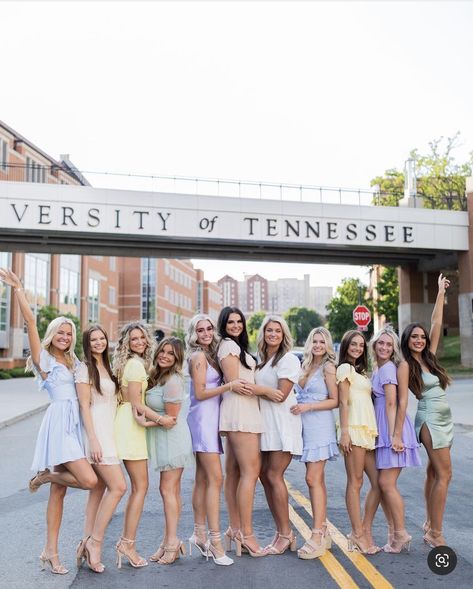 Group Picture Color Scheme Outfit Ideas, Pastel Group Photoshoot, Executive Board Photo Shoot Sorority, Sorority Officer Photoshoot, Sorority Exec Photoshoot Ideas, Sorority Exec Board Photoshoot, Group Color Coordinated Outfits, Sorority Exec Photoshoot, Recruitment Photoshoot